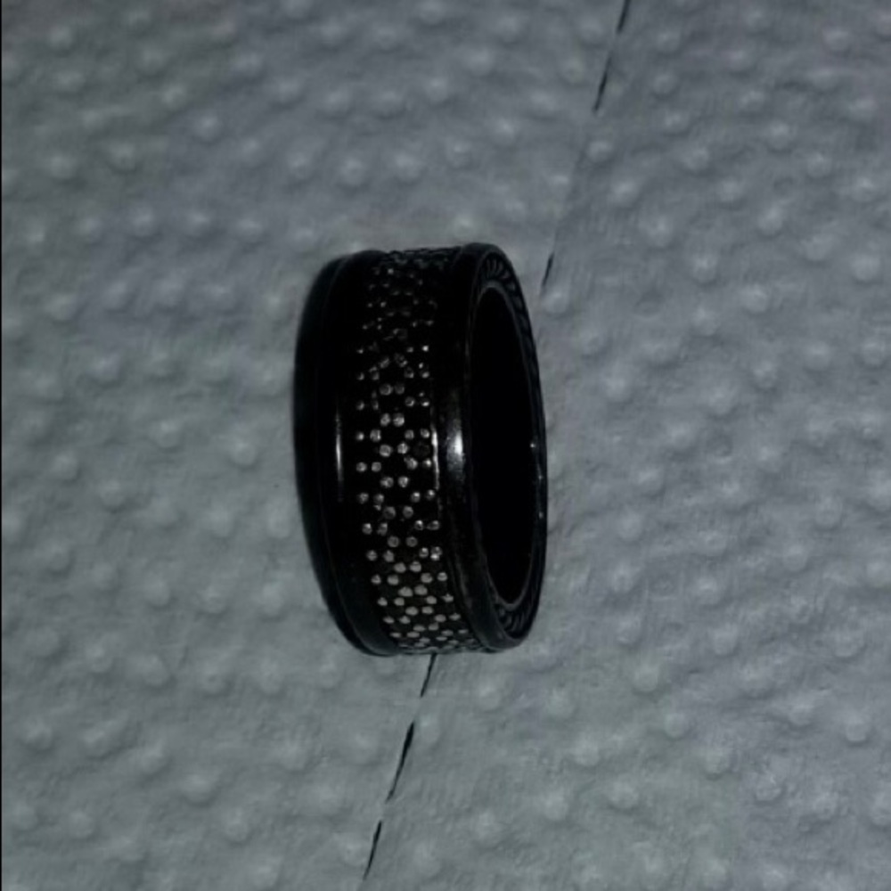 Rare gemstones lend subtle brilliance to
this captivating men's collection.